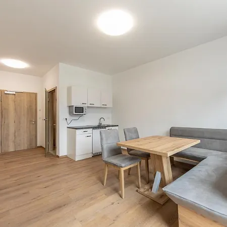 Ferien- Und Arbeitsappartments Alpik Apartman *